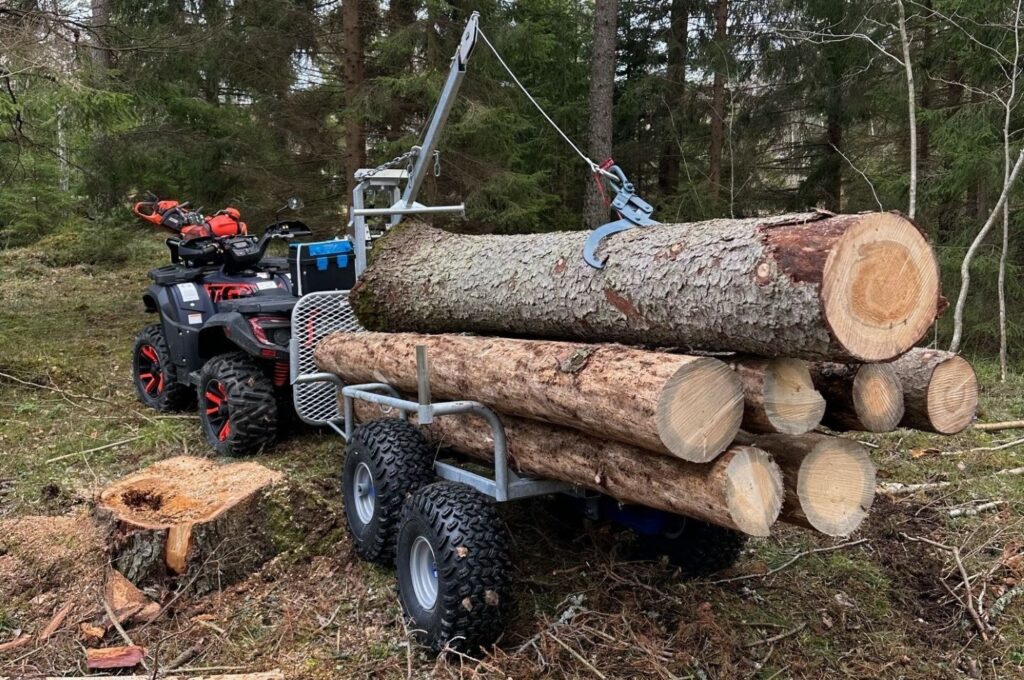 timmervagn med timmer